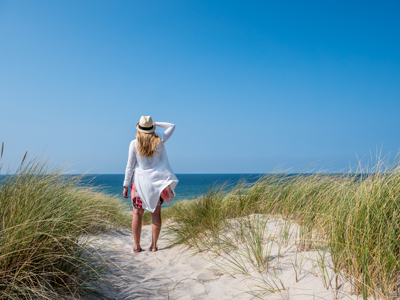 Küstenmode: Aktuelle Frühjahrs- und Sommertrends für den stilvollen Strandlook